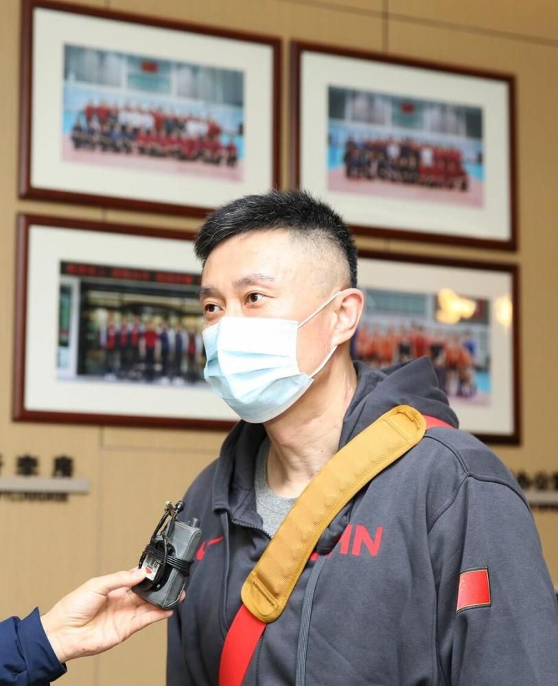 她只是站在那里，脸上始终挂着淡定从容的浅笑。